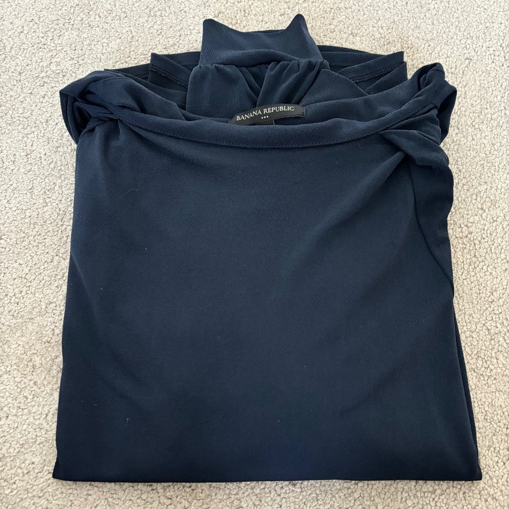 Banana Republic Woman’s Navy Long Sleeve Shirt. High, Round Neck. Medium